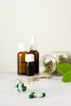 瓶装药物药丸胶囊摄影图片